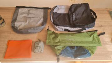 Diverse reis packing bags en cubes. Forclaz beschikbaar voor biedingen