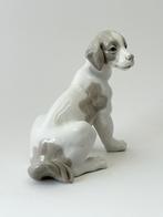 Schattige zittende  beagle van Lladro Nao - 15 cm hoog, Verzamelen, Ophalen of Verzenden, Zo goed als nieuw, Dier