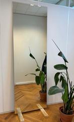 Hoge en brede wandspiegel in perfecte staat uit showroom, Huis en Inrichting, Ophalen of Verzenden, Zo goed als nieuw, Rechthoekig