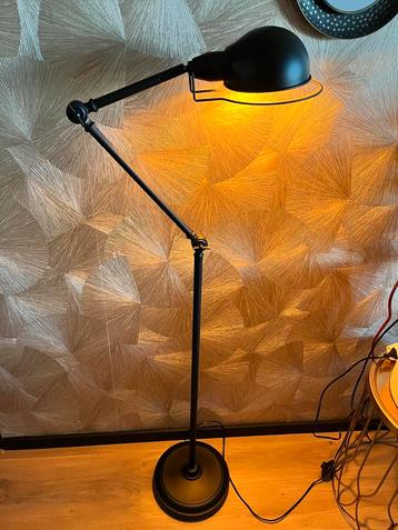 Zwart stalen vloerlamp beschikbaar voor biedingen