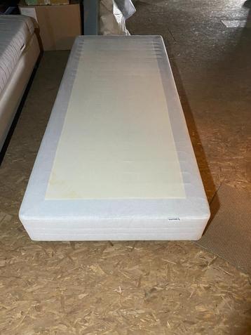 eenpersoons boxspring 220 x 90 beschikbaar voor biedingen