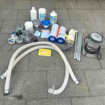 Zwembadpomp, bodemstofzuiger, filters chemicaliën, drijvers beschikbaar voor biedingen