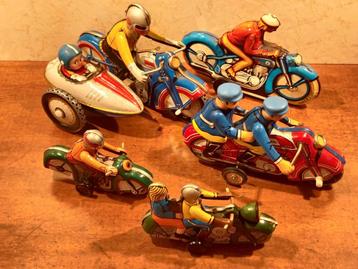 ** AFGEPRIJSD ** VINTAGE ** 5 x MOTORRIJDERS ** METAAL ** beschikbaar voor biedingen