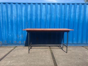 Hoog stalen frame voor Bartafel enz beschikbaar voor biedingen