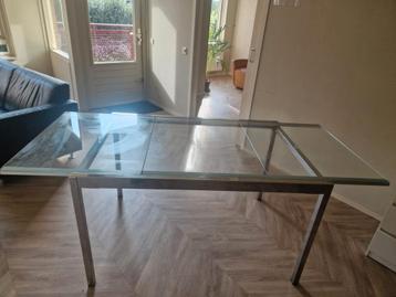 Glazentafel beschikbaar voor biedingen