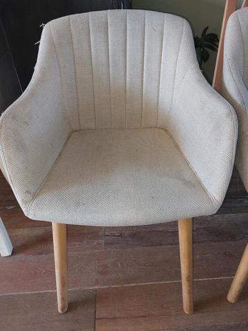  2 eettafel stoelen  met armleunig
