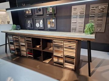 Grote tafel met houtlook blad en stalen poten beschikbaar voor biedingen