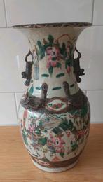 Een Chinees porseleinen Nanking vaas. Versierd met krijgstaf, Antiek en Kunst, Ophalen