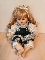 Zittende porseleinen pop, Verzamelen, Poppen, Ophalen of Verzenden, Zo goed als nieuw, Pop