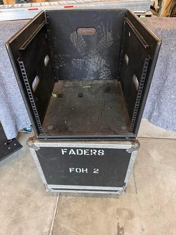 Stolpcase met rack voor mixer/microfoons beschikbaar voor biedingen