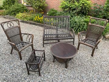 Manou zitset met tafel beschikbaar voor biedingen