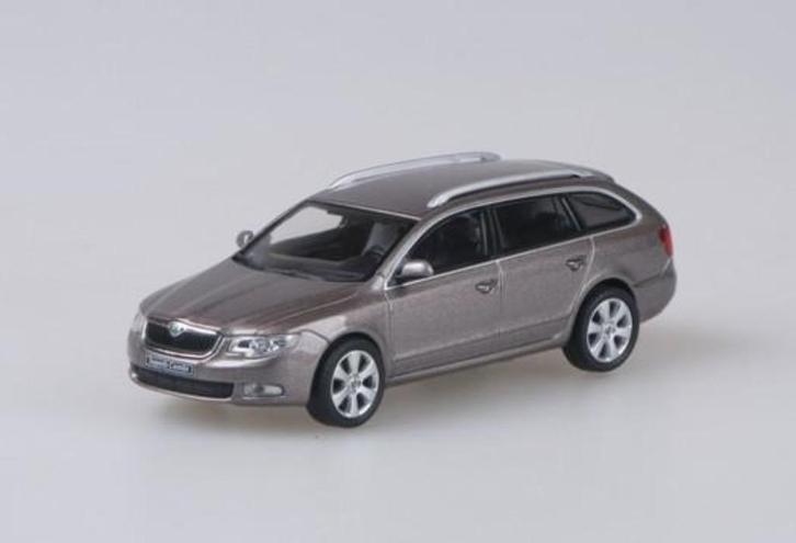 Skoda Superb II combi 2009 paars amethist metalic, Hobby en Vrije tijd, Modelauto's | Overige schalen, Nieuw, Auto, Ophalen of Verzenden