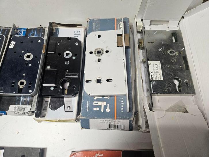 Diverse nieuwe sloten en scharnieren, Doe-het-zelf en Verbouw, Hang- en Sluitwerk, Nieuw, Ophalen of Verzenden