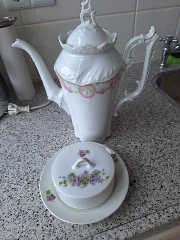 Antieke koffiepot met bloemenkransjes beschikbaar voor biedingen