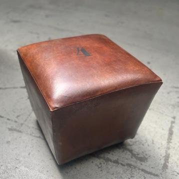 Vintage leren poef. beschikbaar voor biedingen