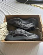 Yeezy 700 V3 maat 43, Kleding | Heren, Verzenden, Zo goed als nieuw, Zwart