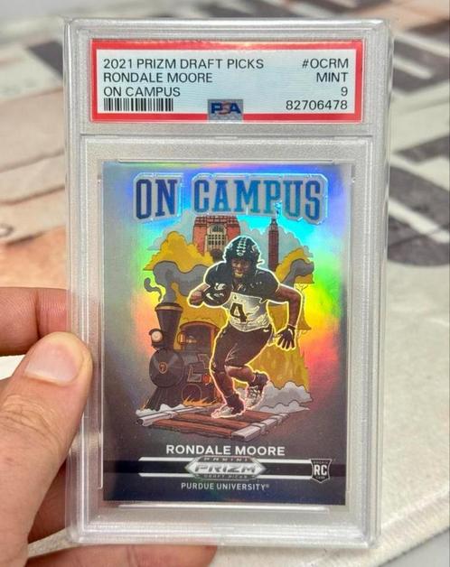 2021 PRIZM DRAFT PICKS RONDALE MOORE ON CAMPUS panini PSA-9, Verzamelen, Sportartikelen en Voetbal, Nieuw, Spelerskaart, Overige sporten