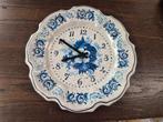 Blauw-wit Wandklok van Kunststof Bord, Huis en Inrichting, Woonaccessoires | Klokken, Ophalen of Verzenden, Gebruikt, Analoog