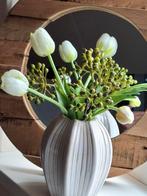 Vaas met tulpen arrangement nieuw!, Ophalen of Verzenden, Nieuw, Glas, Minder dan 50 cm