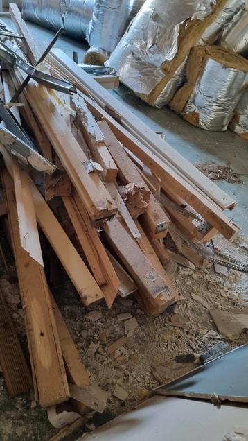 Houten planken en balken beschikbaar voor biedingen