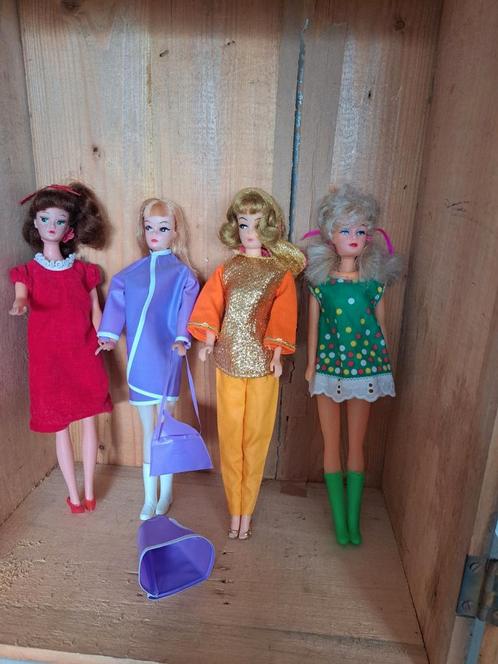4 j60 clones.Rechts Elly Mae Clampett. 3 zijn geprijsd., Verzamelen, Poppen, Gebruikt, Fashion Doll, Levensecht of Reborn, Ophalen of Verzenden