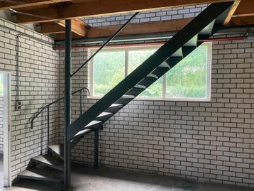 Trap van staal +-320 hoog 103 breed beschikbaar voor biedingen