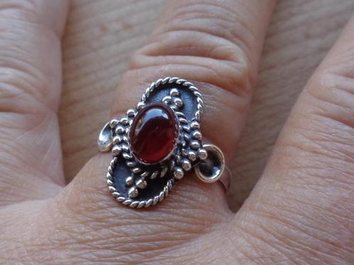 zilveren ring met rode steen [416], Sieraden, Tassen en Uiterlijk, Ringen, Zo goed als nieuw, Dame, 18 tot 19, Zilver, Zilver