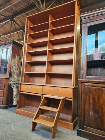 Prachtige hoge boekenkast/bibliotheekkast/wandkast  beschikbaar voor biedingen