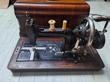 Mooie antieke handnaaimachine merk Electra met kist beschikbaar voor biedingen
