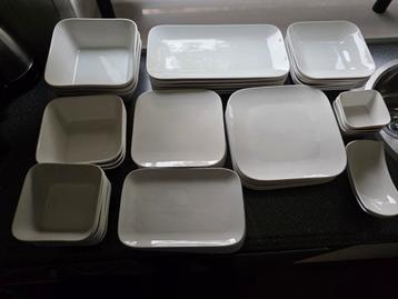 Wit porselein 6 persoons servies (vierkant en rechthoek) beschikbaar voor biedingen