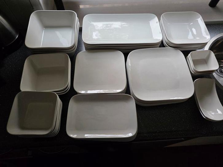 Wit porselein 6 persoons servies (vierkant en rechthoek), Huis en Inrichting, Keuken | Servies, Zo goed als nieuw, Compleet servies