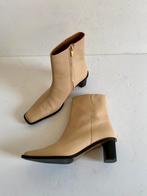J551 ATP Atalier: maat 41 lage designer laarsjes hak beige, Kleding | Dames, Schoenen, Beige, Ophalen of Verzenden, Zo goed als nieuw