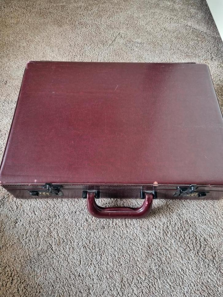 Leuke donkerrode attaché koffer. Rookvrije omgeving., Sieraden, Tassen en Uiterlijk, Koffers, Ophalen of Verzenden
