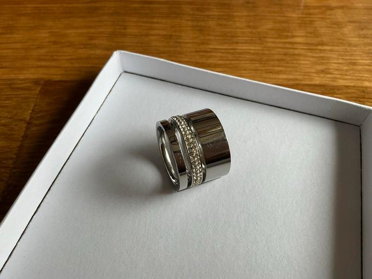 Zilverkleurige Ring met Strass - Michael Kors, Sieraden, Tassen en Uiterlijk, Ringen, Zo goed als nieuw, Dame, 18 tot 19, Zilver