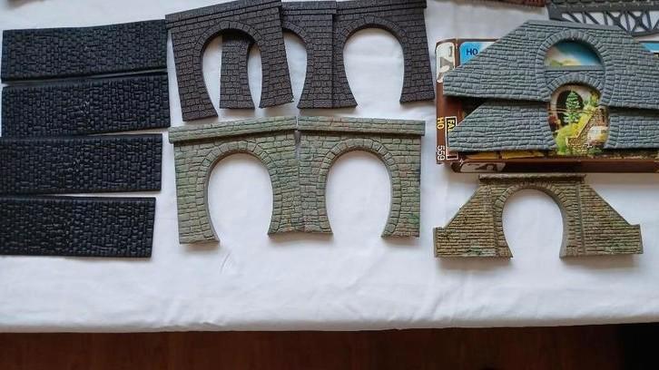Diverse tunnelpoorten, meeste zijn nieuw    € 12.50, Hobby en Vrije tijd, Modeltreinen | H0, Zo goed als nieuw, Brug, Tunnel of Gebouw