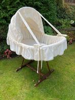 Mooie roomwitte vintage wieg. Onderstel: hout. Wieg: riet, Ophalen, Gebruikt, Wieg
