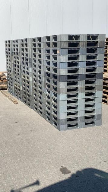 Kunststof pallets met gesloten bovendek beschikbaar voor biedingen