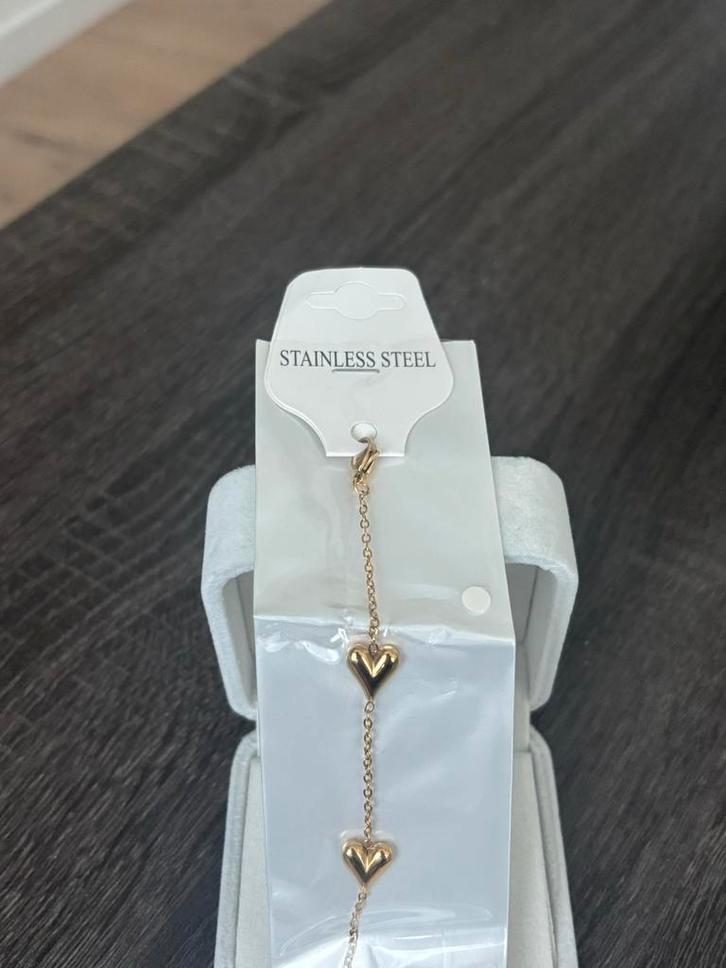 Gouden Hartjes Armband - Nieuw in Verpakking!, Sieraden, Tassen en Uiterlijk, Armbanden, Nieuw, Staal, Goud, Met bedels of kralen