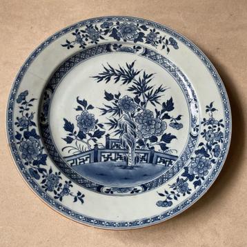 18de eeuwse Chinese schotel floraal decor onderglazuurblauw  beschikbaar voor biedingen