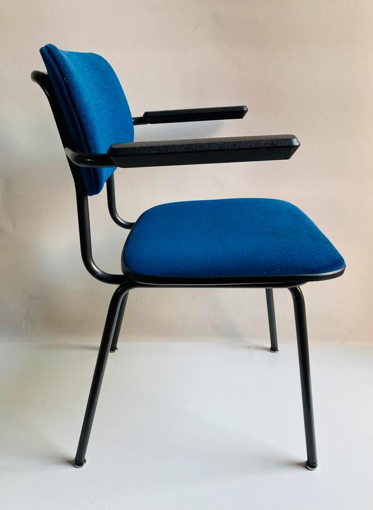 Gispen stoel 1235 in blauw met armleggers, Huis en Inrichting, Stoelen, Gebruikt, Eén, Metaal, Stof, Blauw, Ophalen of Verzenden