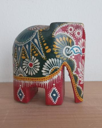 Kleine houten beschilderde olifant beschikbaar voor biedingen