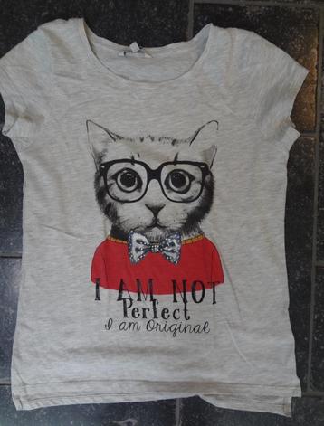 Shirt maat M, gemêleerd, afdruk poes erop, korte mouw. C&A beschikbaar voor biedingen