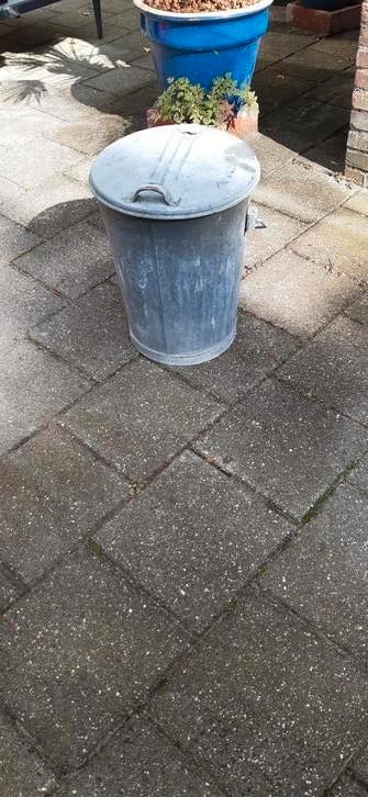 Zinken prullenbak t.e.a.b. beschikbaar voor biedingen