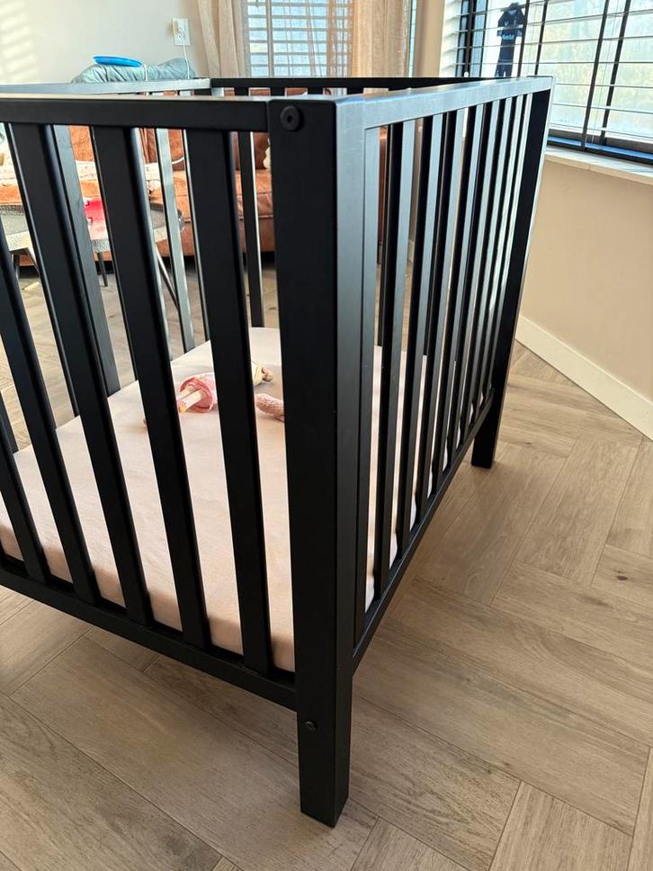Zwarte Baby Box + Matras & Hoes, Kinderen en Baby's, Babywiegjes en Ledikanten, Gebruikt, Ledikant, Ophalen