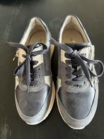sneakers licht blauw/ grijs, Ophalen of Verzenden, Zo goed als nieuw, Grijs, Sneakers of Gympen