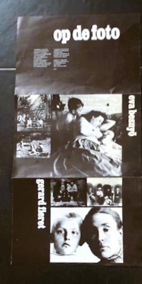 Op de foto ~ Vouwblad ~ 1977, Boeken, Kunst en Cultuur | Fotografie en Design, Gelezen, Fotografen, Verzenden