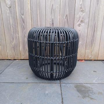 Poef riet/rotan zwart beschikbaar voor biedingen