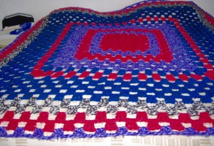 GEHAAKTE PLAID/WOONDEKEN HELDERE KLEUREN,, Huis en Inrichting, Woonaccessoires | Plaids en Woondekens, Zo goed als nieuw, Ophalen of Verzenden