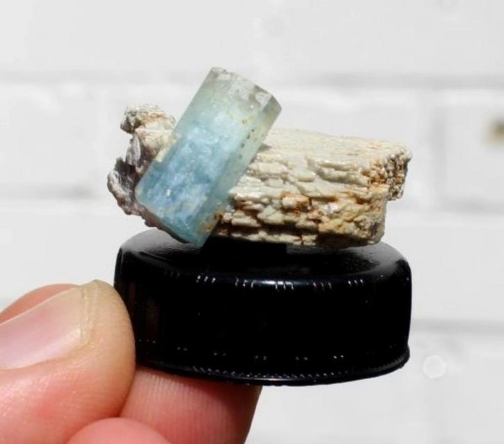 AQUAMARIJN op ORTHOKLAAS uit Erongo in NAMIBIE, Verzamelen, Mineralen en Fossielen, Mineraal, Ophalen of Verzenden