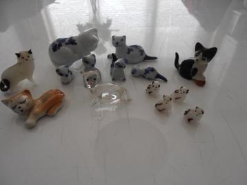 Verzameling miniatuur poezen figuurtjes voor de letterbak.